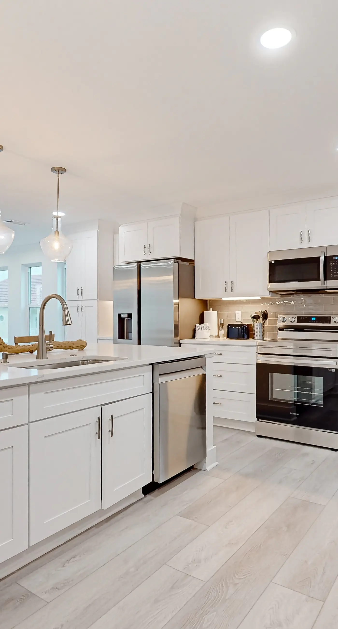 Dog-friendly house near the beach, balconies, washer&dryer, & cable