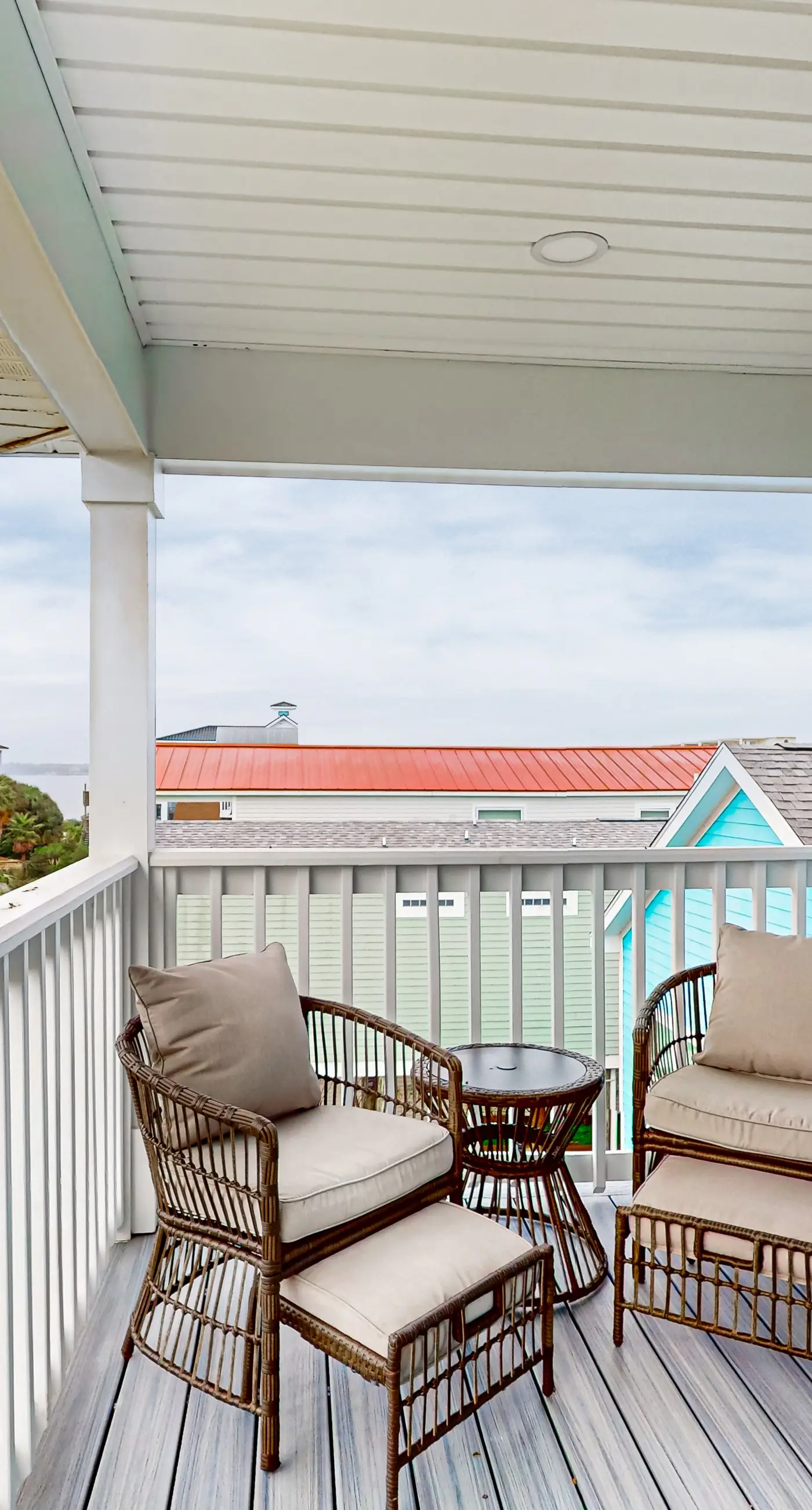 Dog-friendly house near the beach, balconies, washer&dryer, & cable