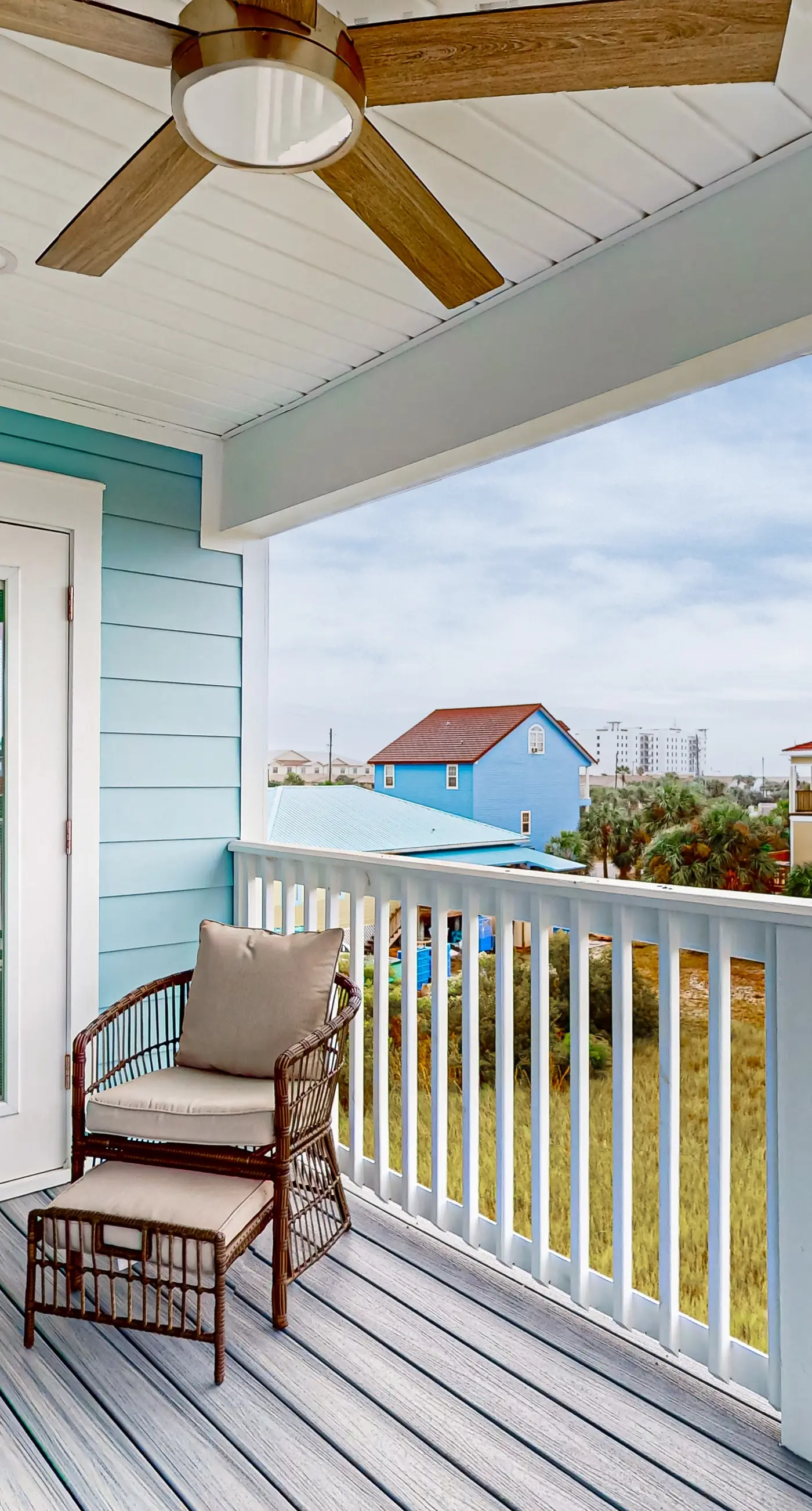 Dog-friendly house near the beach, balconies, washer&dryer, & cable