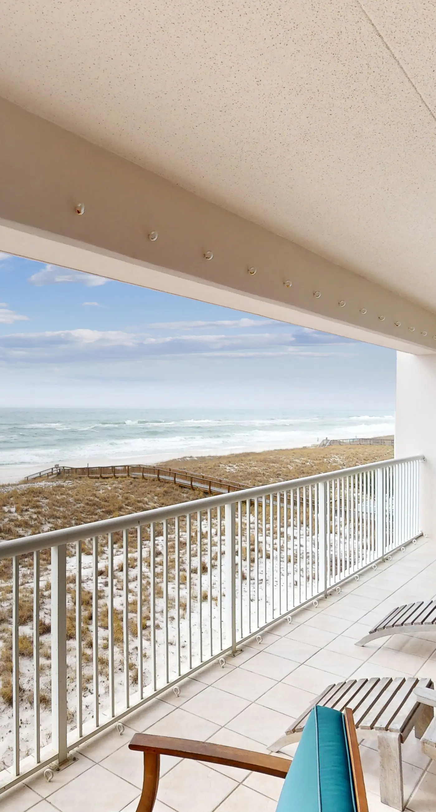 Updated 3rd floor condo w/ beach access and complementary BEACH SERVICE