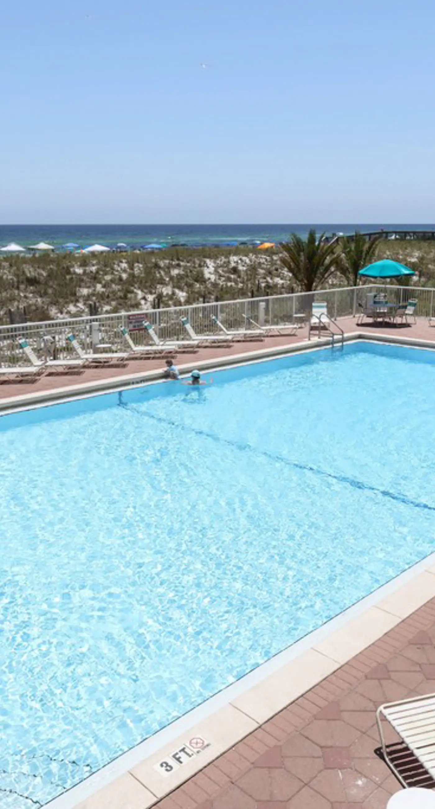 Updated 3rd floor condo w/ beach access and complementary BEACH SERVICE