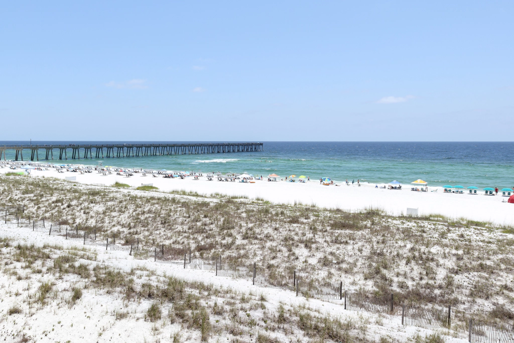 Updated 3rd floor condo w/ beach access and complementary BEACH SERVICE