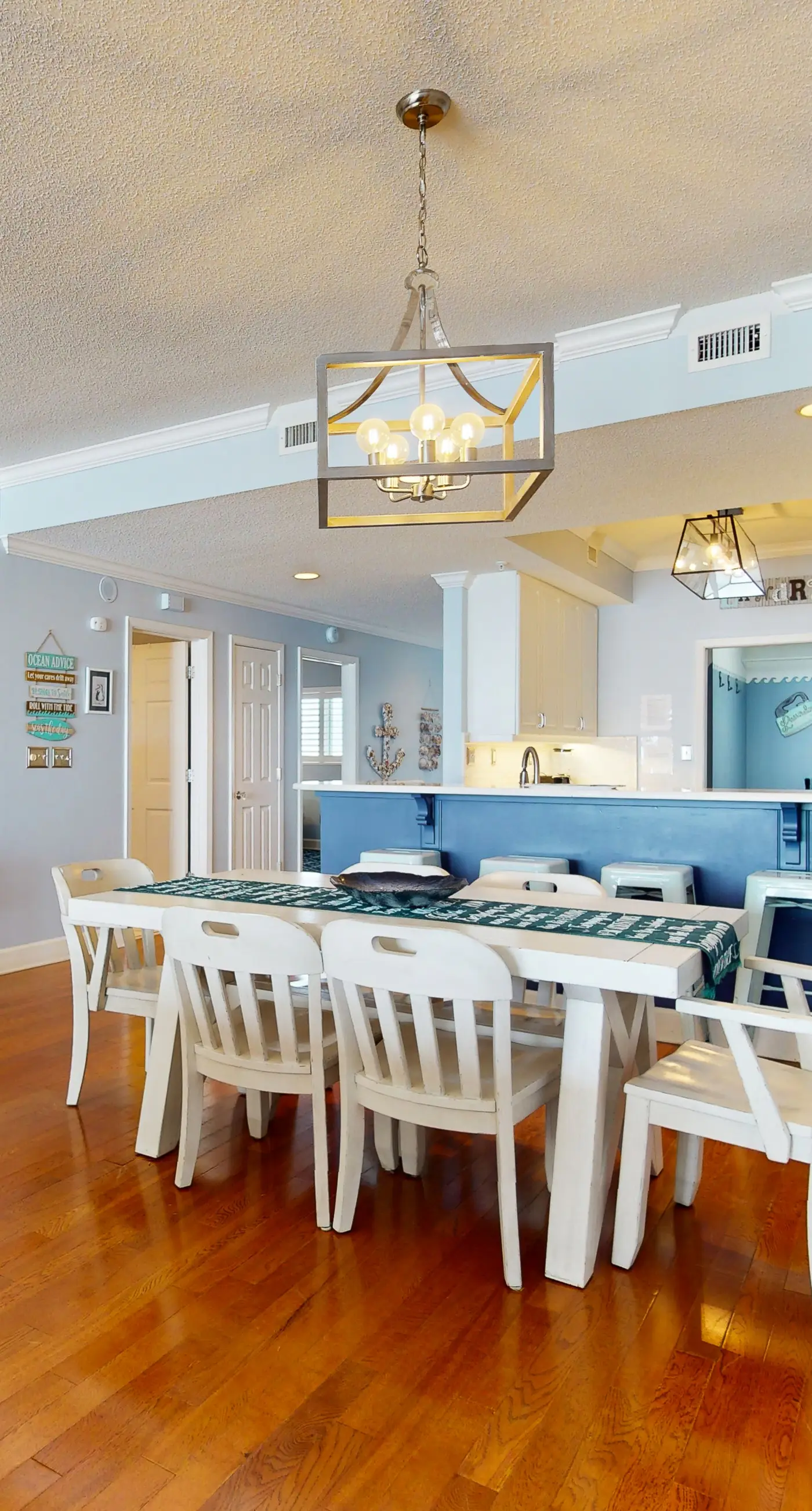 Updated 3rd floor condo w/ beach access and complementary BEACH SERVICE