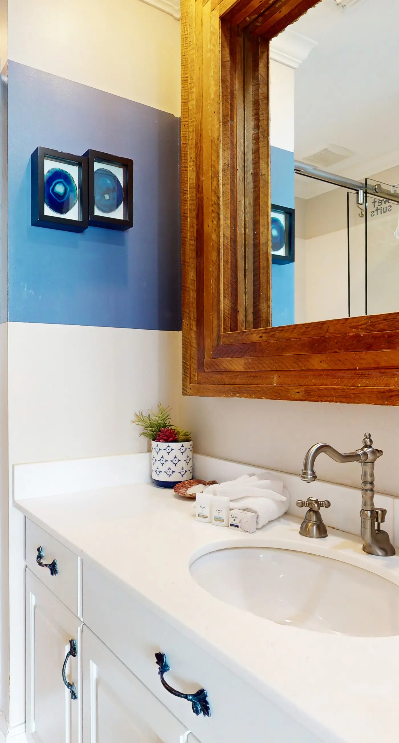 Updated 3rd floor condo w/ beach access and complementary BEACH SERVICE