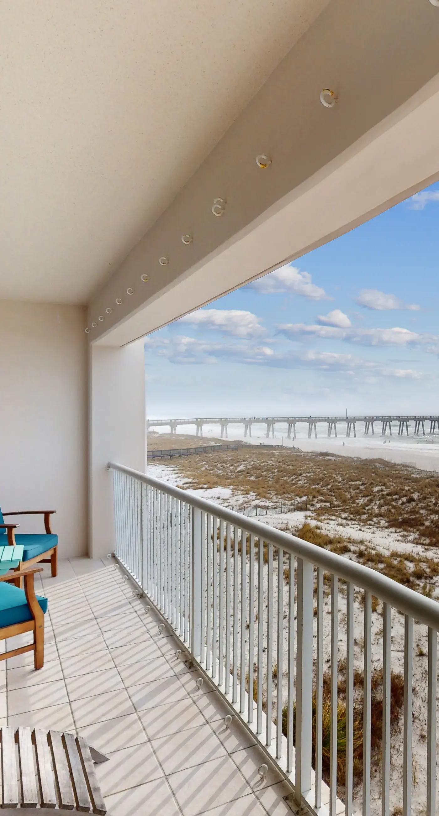 Updated 3rd floor condo w/ beach access and complementary BEACH SERVICE