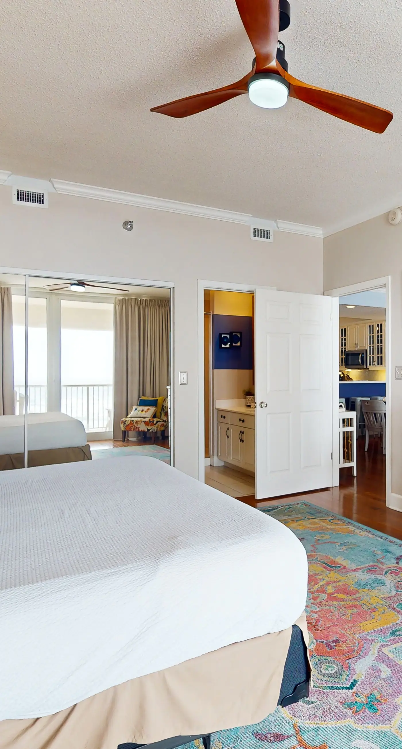 Updated 3rd floor condo w/ beach access and complementary BEACH SERVICE