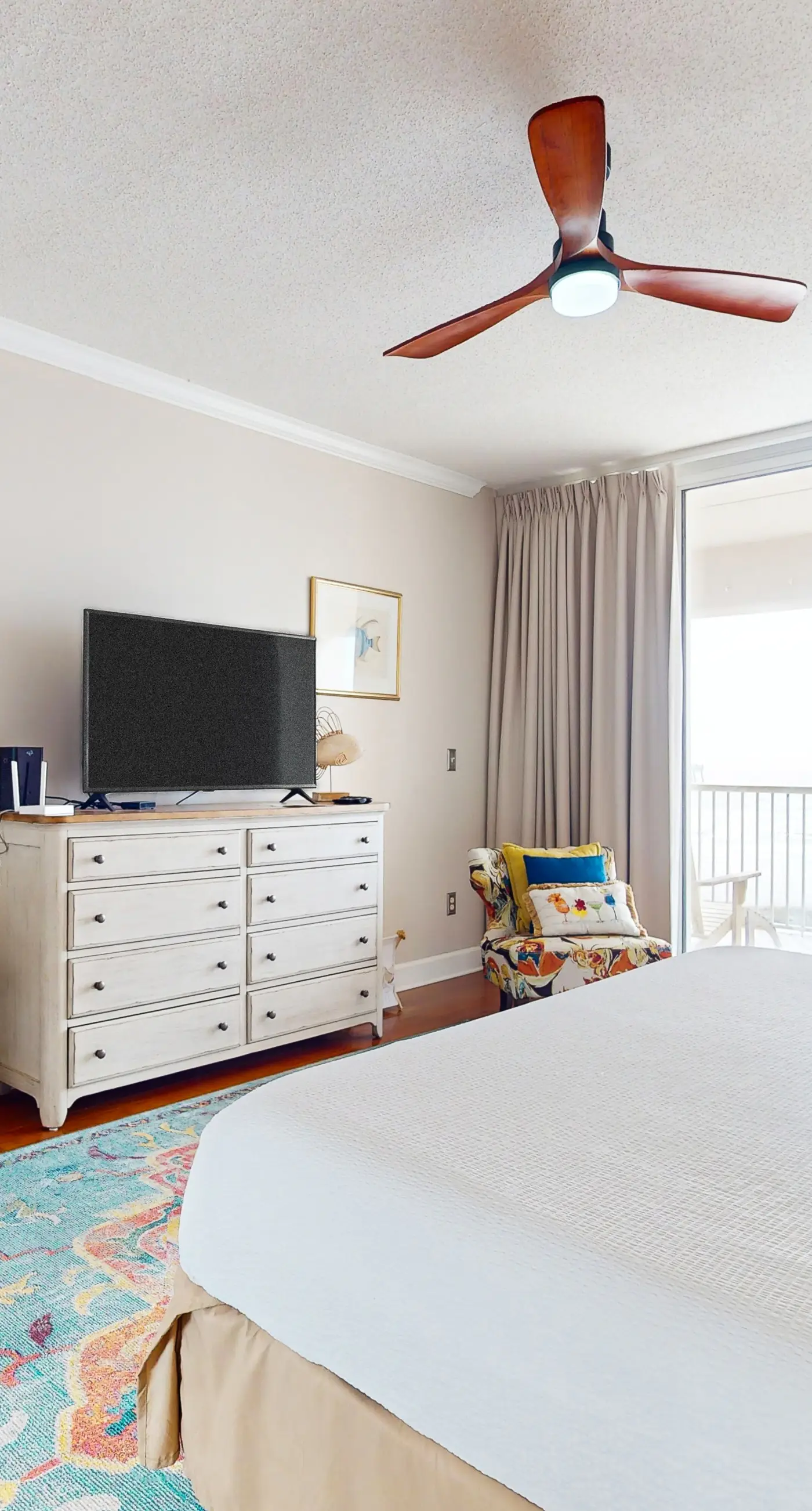 Updated 3rd floor condo w/ beach access and complementary BEACH SERVICE