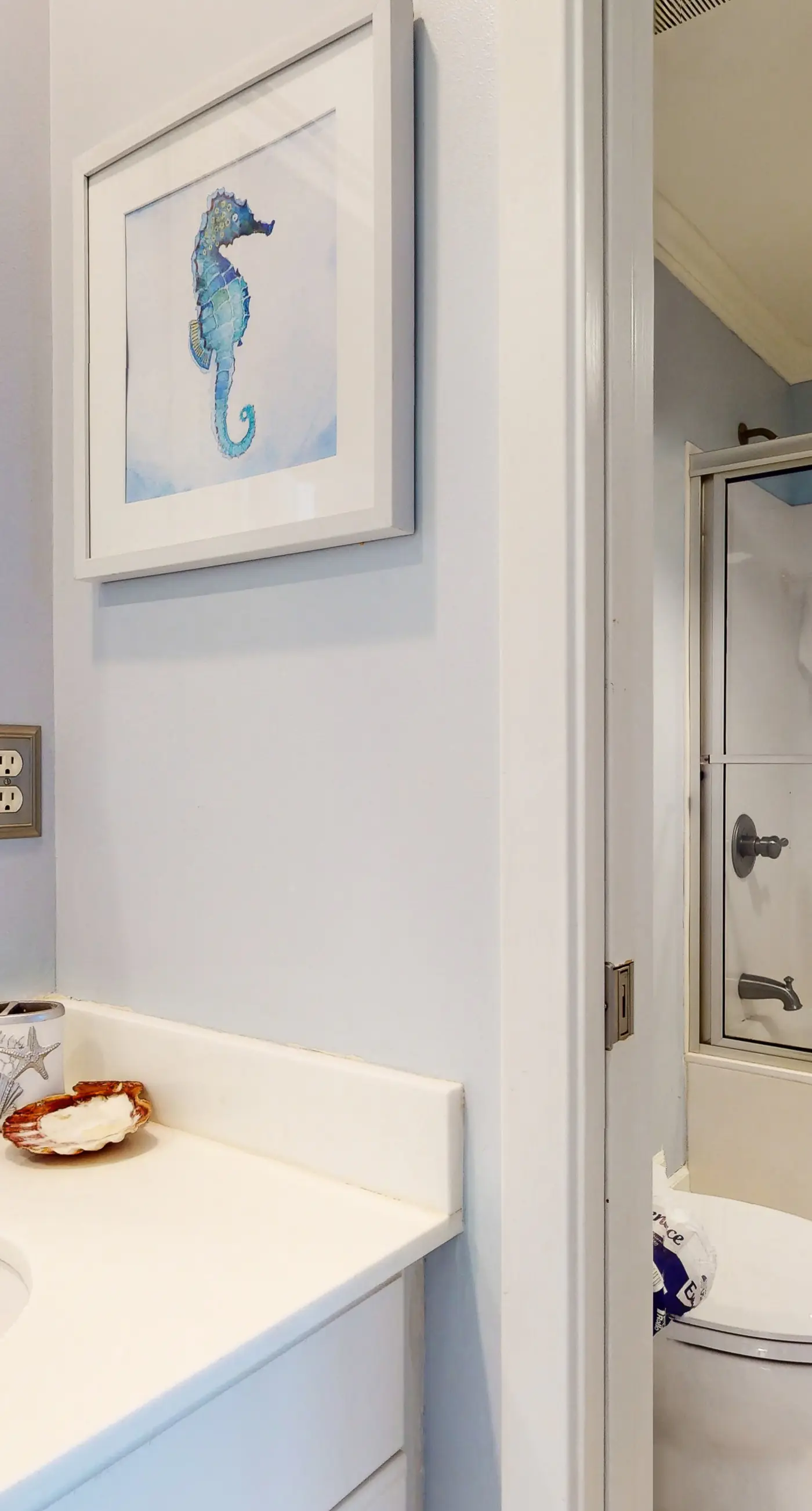 Updated 3rd floor condo w/ beach access and complementary BEACH SERVICE