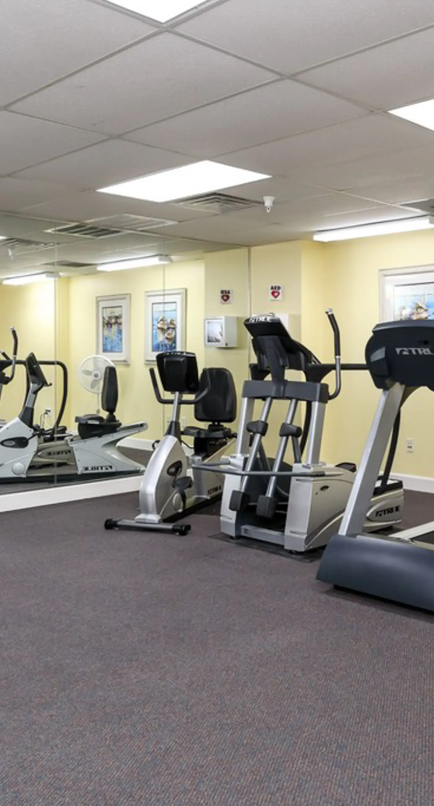 Updated 3rd floor condo w/ beach access and complementary BEACH SERVICE