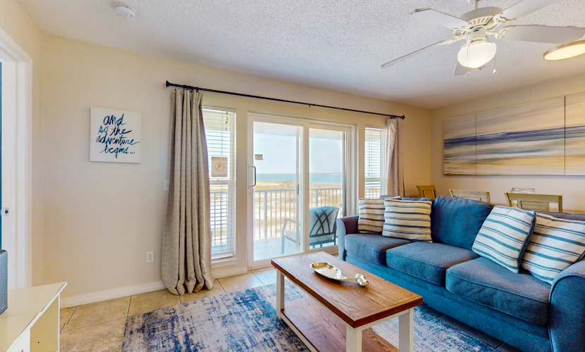 Bright condo w/ shared pool, beach access & central location