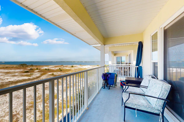 Bright condo w/ shared pool, beach access & central location