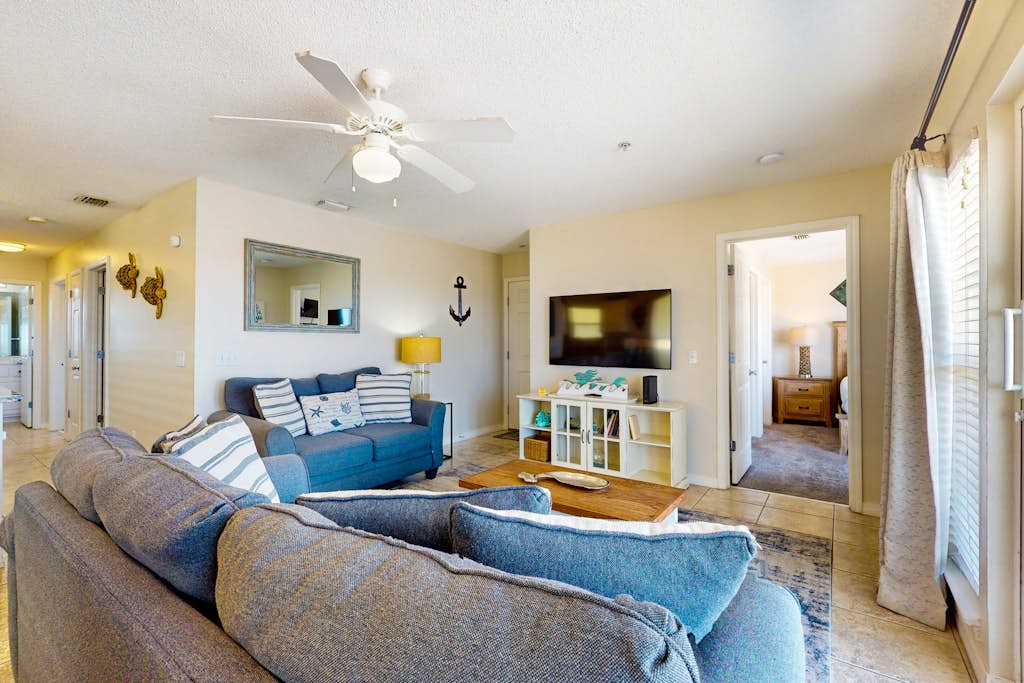 Bright condo w/ shared pool, beach access & central location