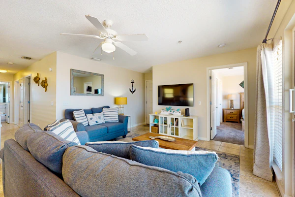 Bright condo w/ shared pool, beach access & central location