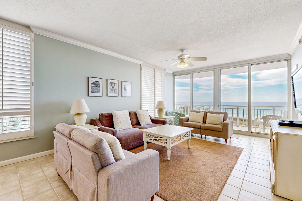 Dreamy Navarre Getaway w/ Shared Pool/Hot Tub, Corner Location & Private Balcony