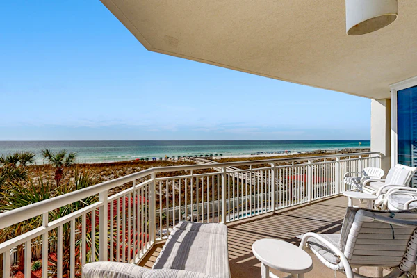 Dreamy Navarre Getaway w/ Shared Pool/Hot Tub, Corner Location & Private Balcony
