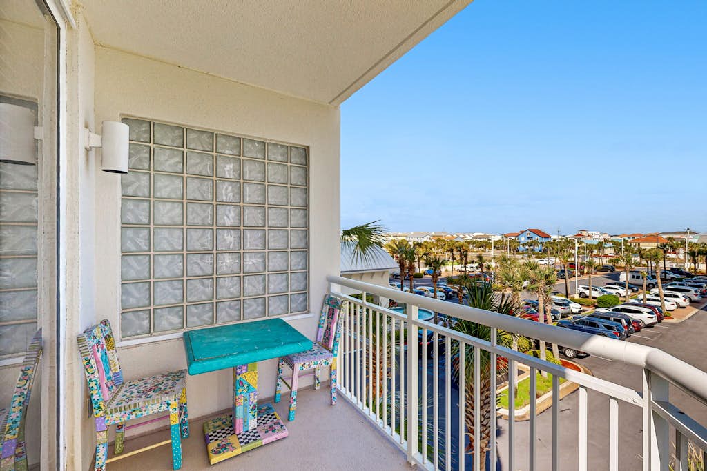 Dreamy Navarre Getaway w/ Shared Pool/Hot Tub, Corner Location & Private Balcony