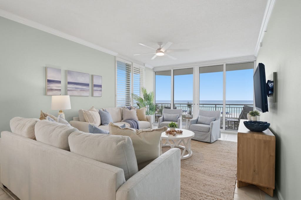 Dreamy Navarre Getaway w/ Shared Pool/Hot Tub, Corner Location & Private Balcony