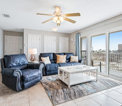 Lovely condo with shared pool, washer&dryer, high-speed WiFi, and central AC