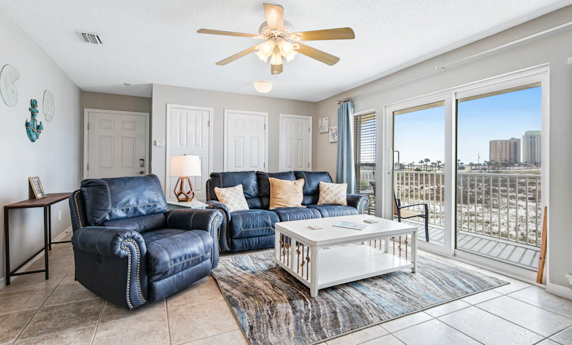 Lovely condo with shared pool, washer/dryer, high-speed WiFi, and central AC