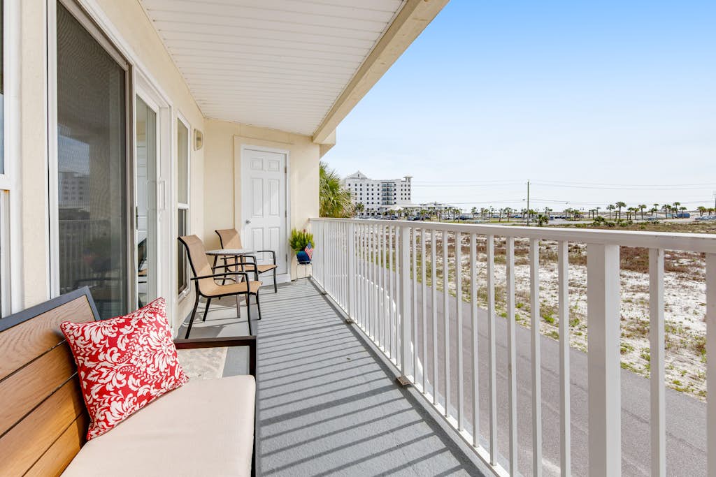 Lovely condo with shared pool, washer/dryer, high-speed WiFi, and central AC