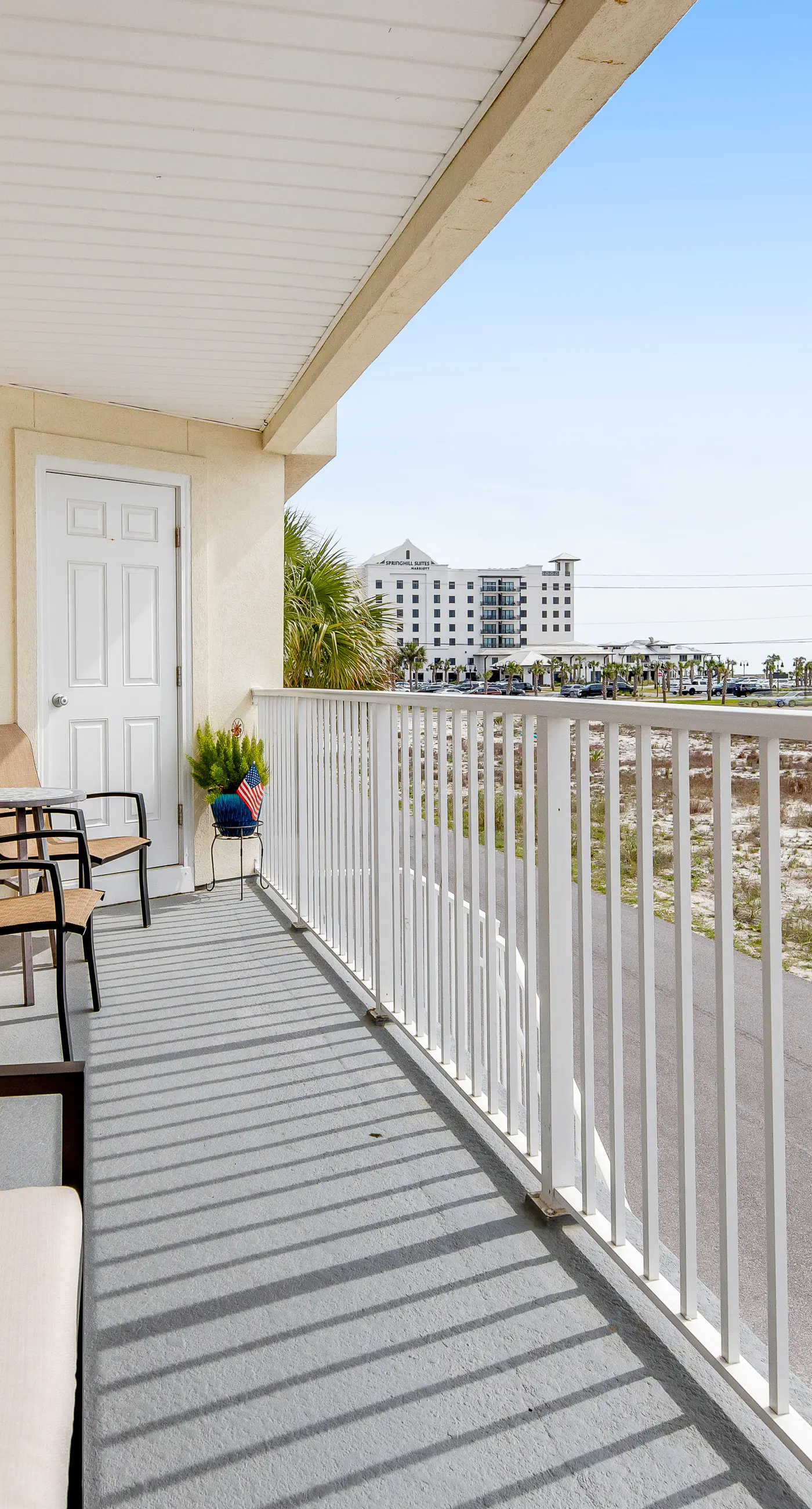 Lovely condo with shared pool, washer&dryer, high-speed WiFi, and central AC