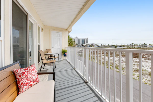 Lovely condo with shared pool, washer/dryer, high-speed WiFi, and central AC