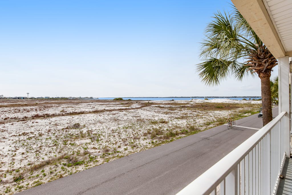 Lovely condo with shared pool, washer/dryer, high-speed WiFi, and central AC