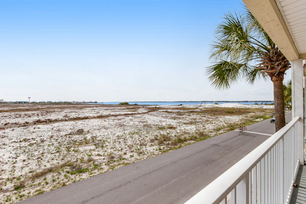 Lovely condo with shared pool, washer/dryer, high-speed WiFi, and central AC