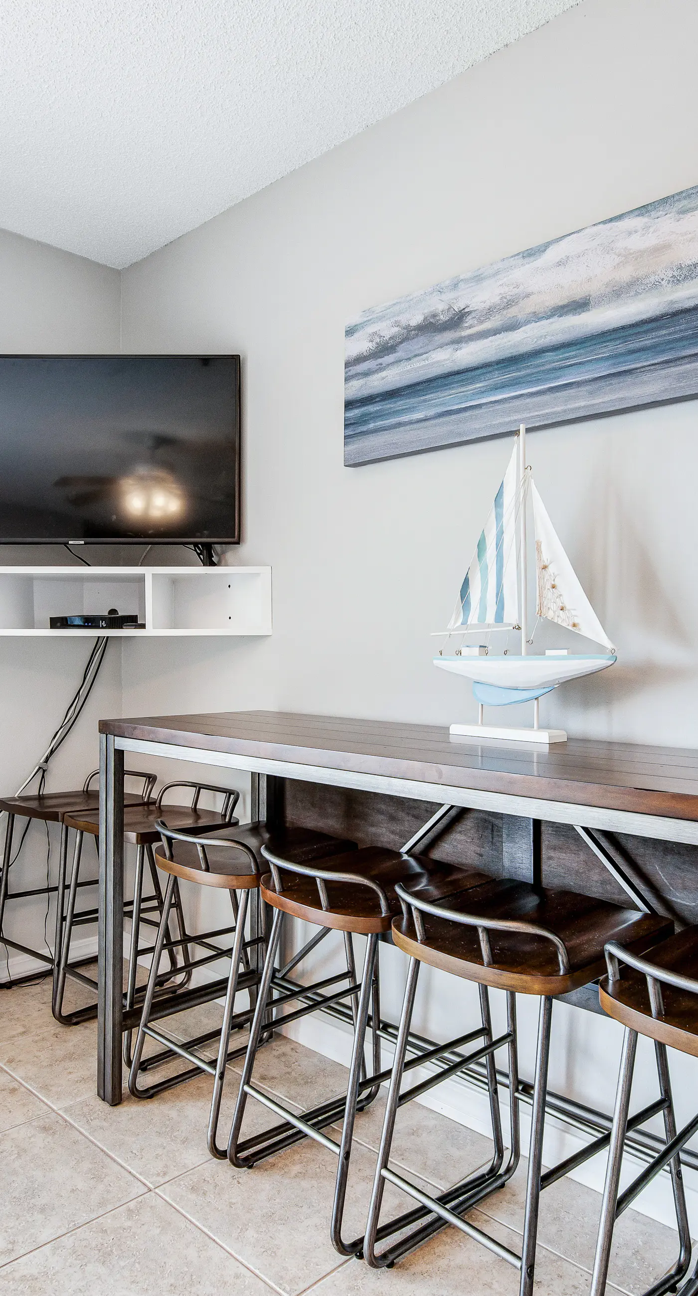 Lovely condo with shared pool, washer&dryer, high-speed WiFi, and central AC