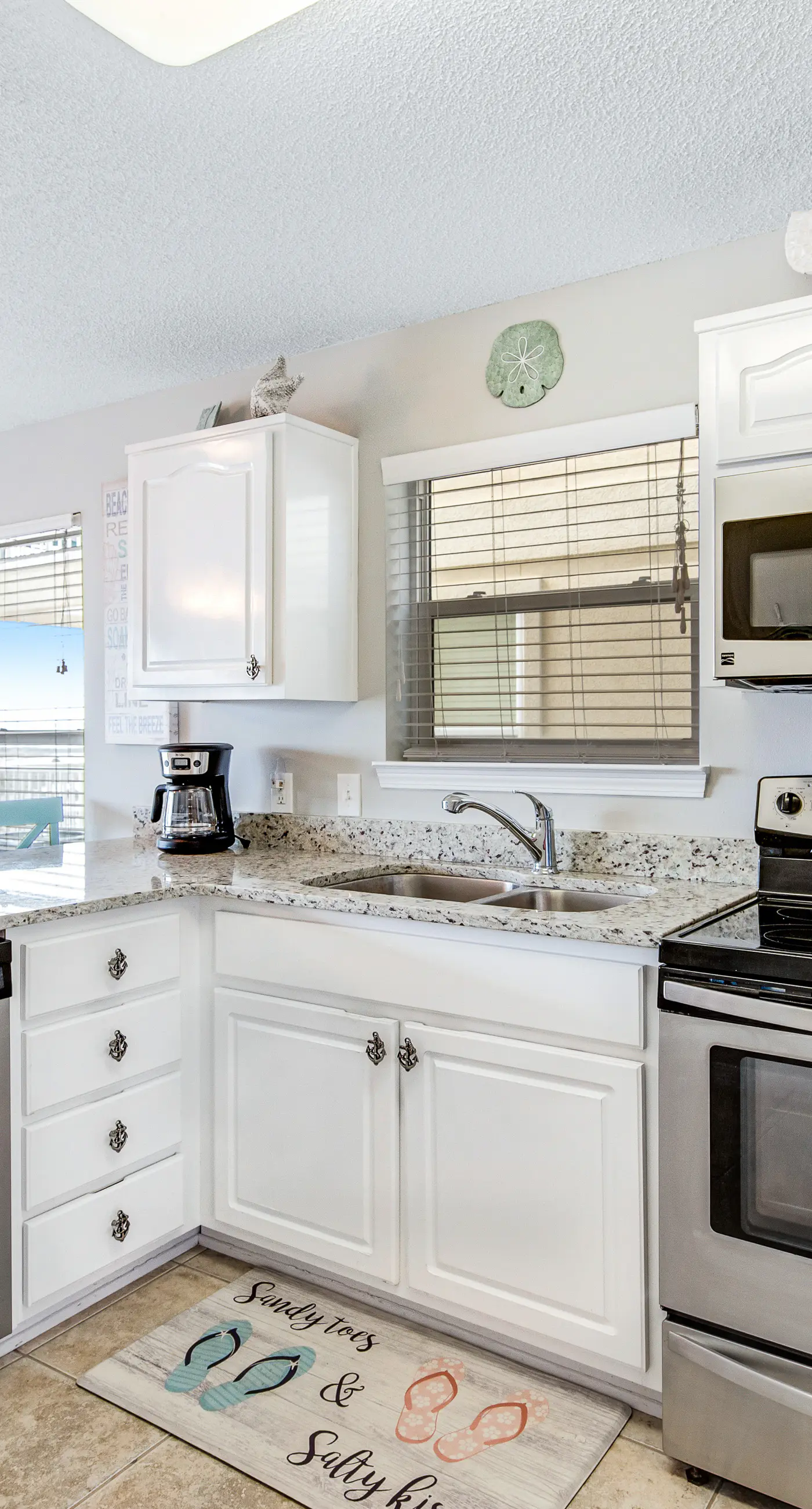 Lovely condo with shared pool, washer&dryer, high-speed WiFi, and central AC