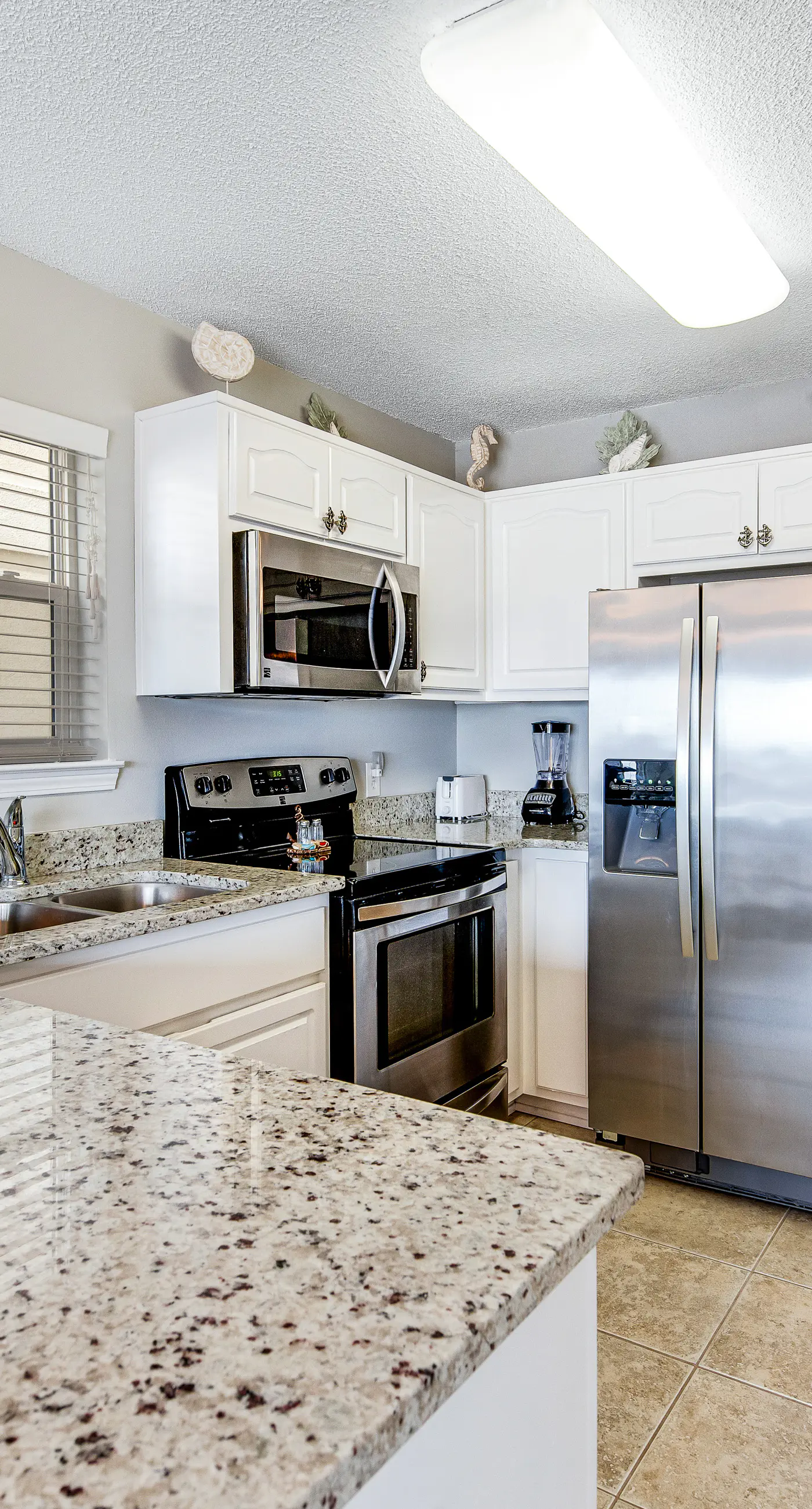 Lovely condo with shared pool, washer&dryer, high-speed WiFi, and central AC