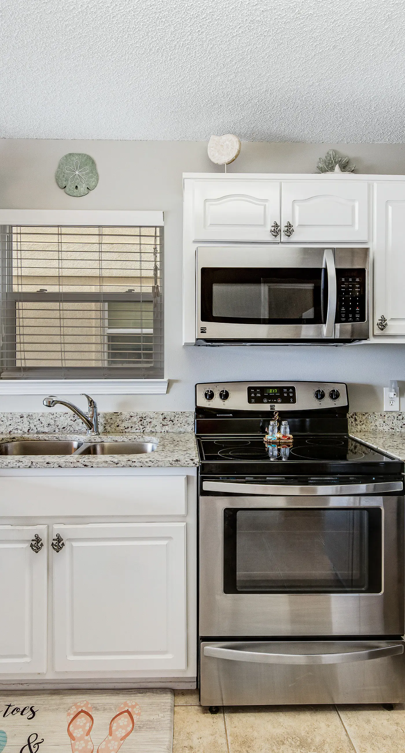 Lovely condo with shared pool, washer&dryer, high-speed WiFi, and central AC