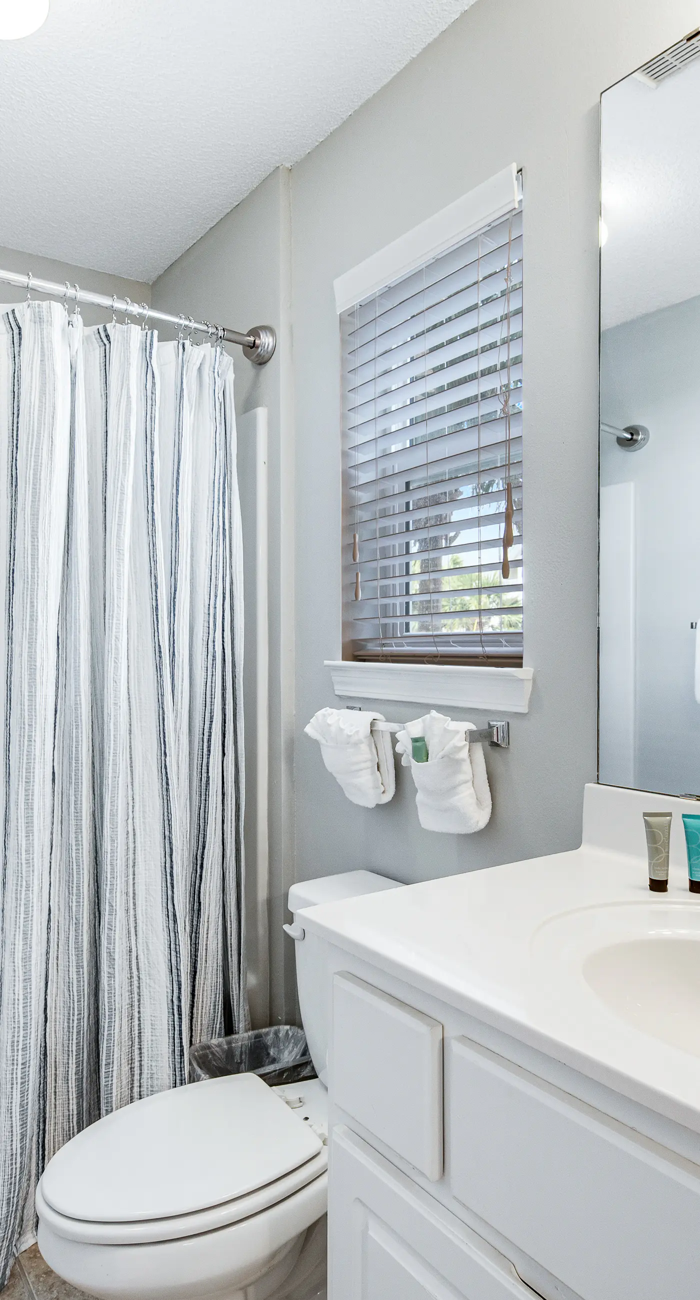 Lovely condo with shared pool, washer&dryer, high-speed WiFi, and central AC