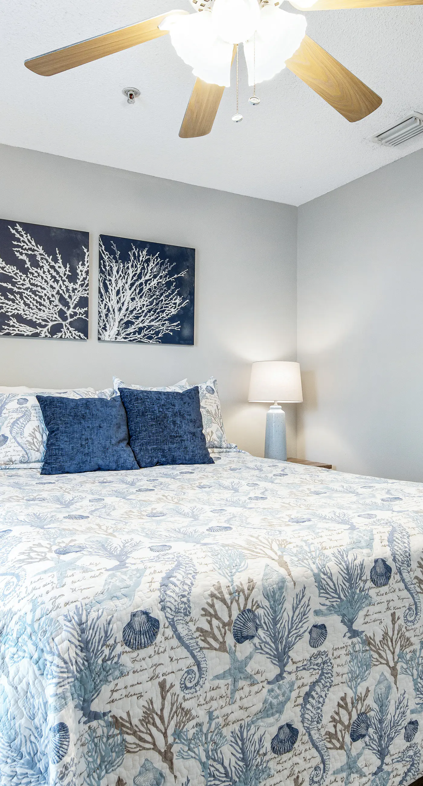 Lovely condo with shared pool, washer&dryer, high-speed WiFi, and central AC