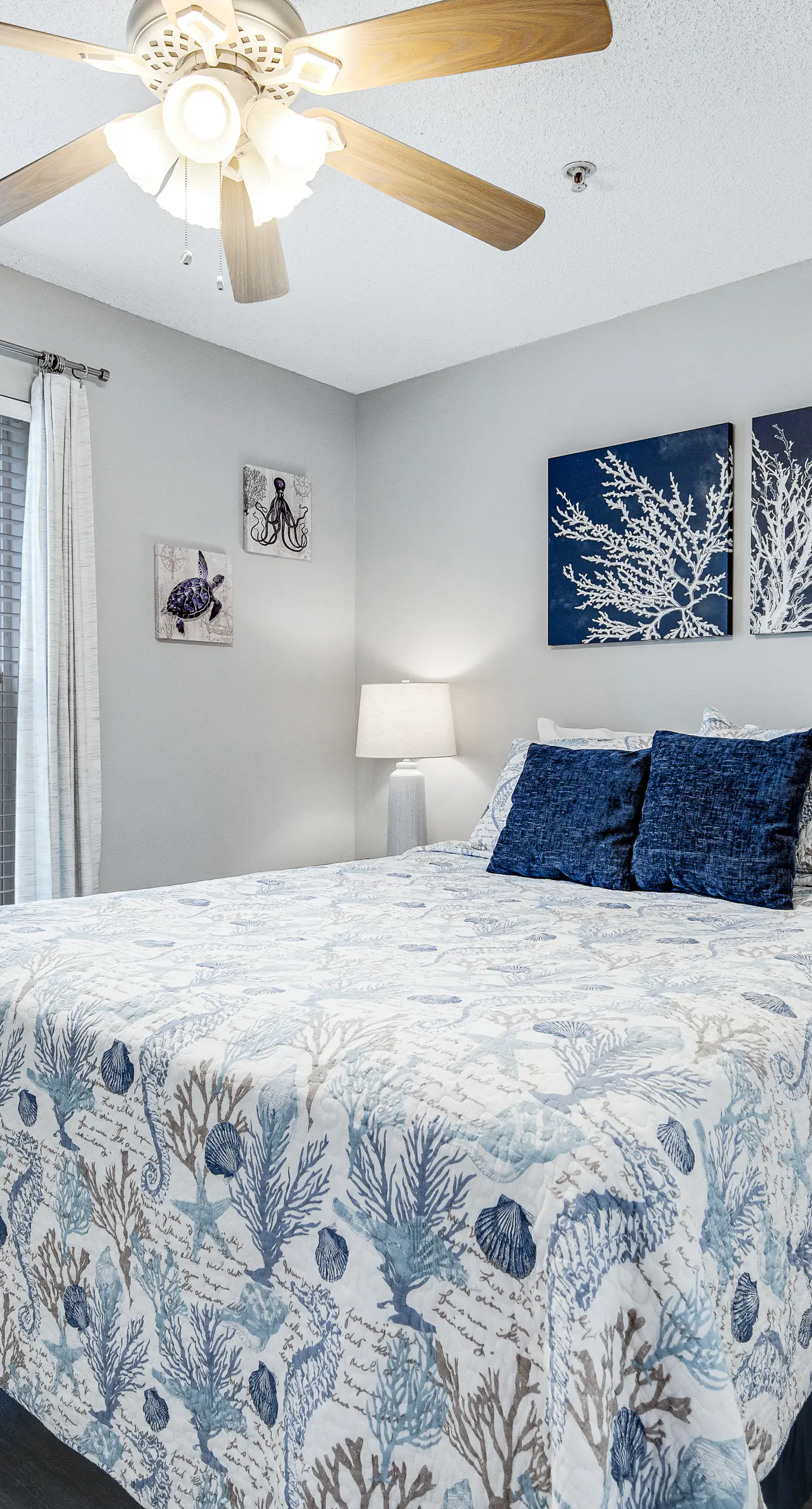 Lovely condo with shared pool, washer&dryer, high-speed WiFi, and central AC