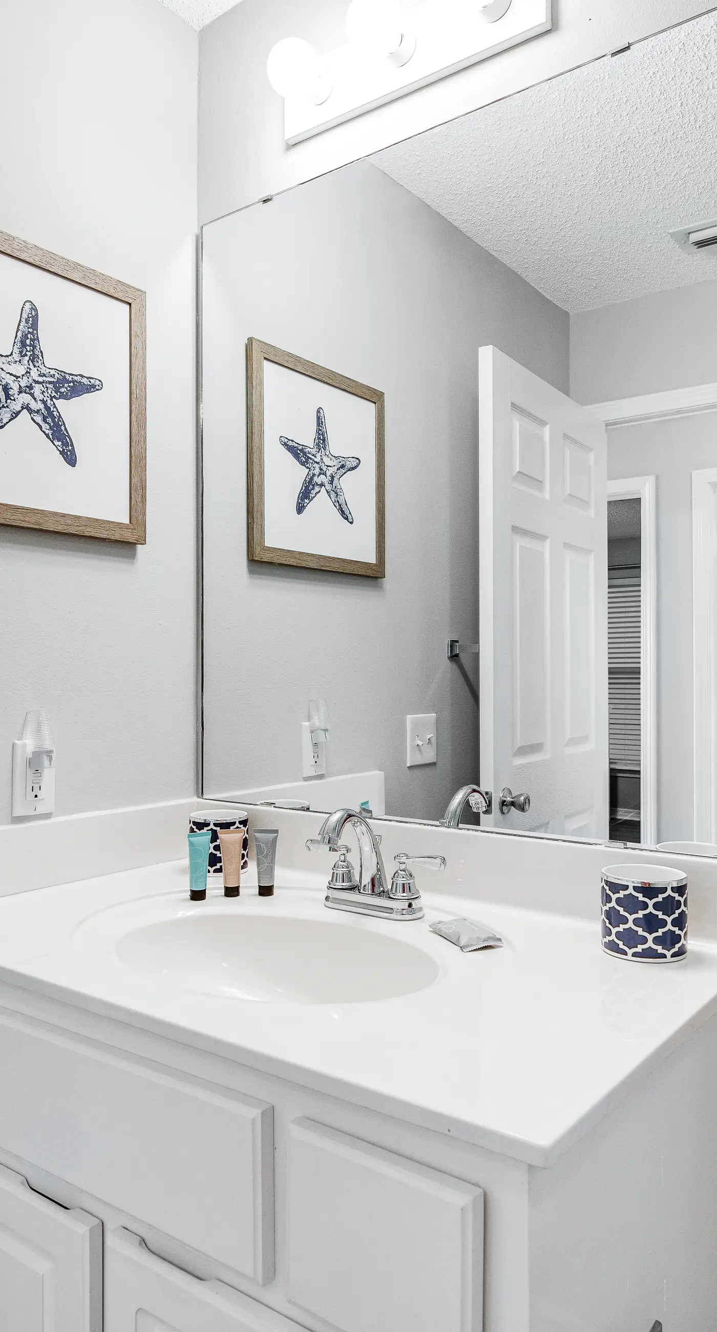 Lovely condo with shared pool, washer&dryer, high-speed WiFi, and central AC