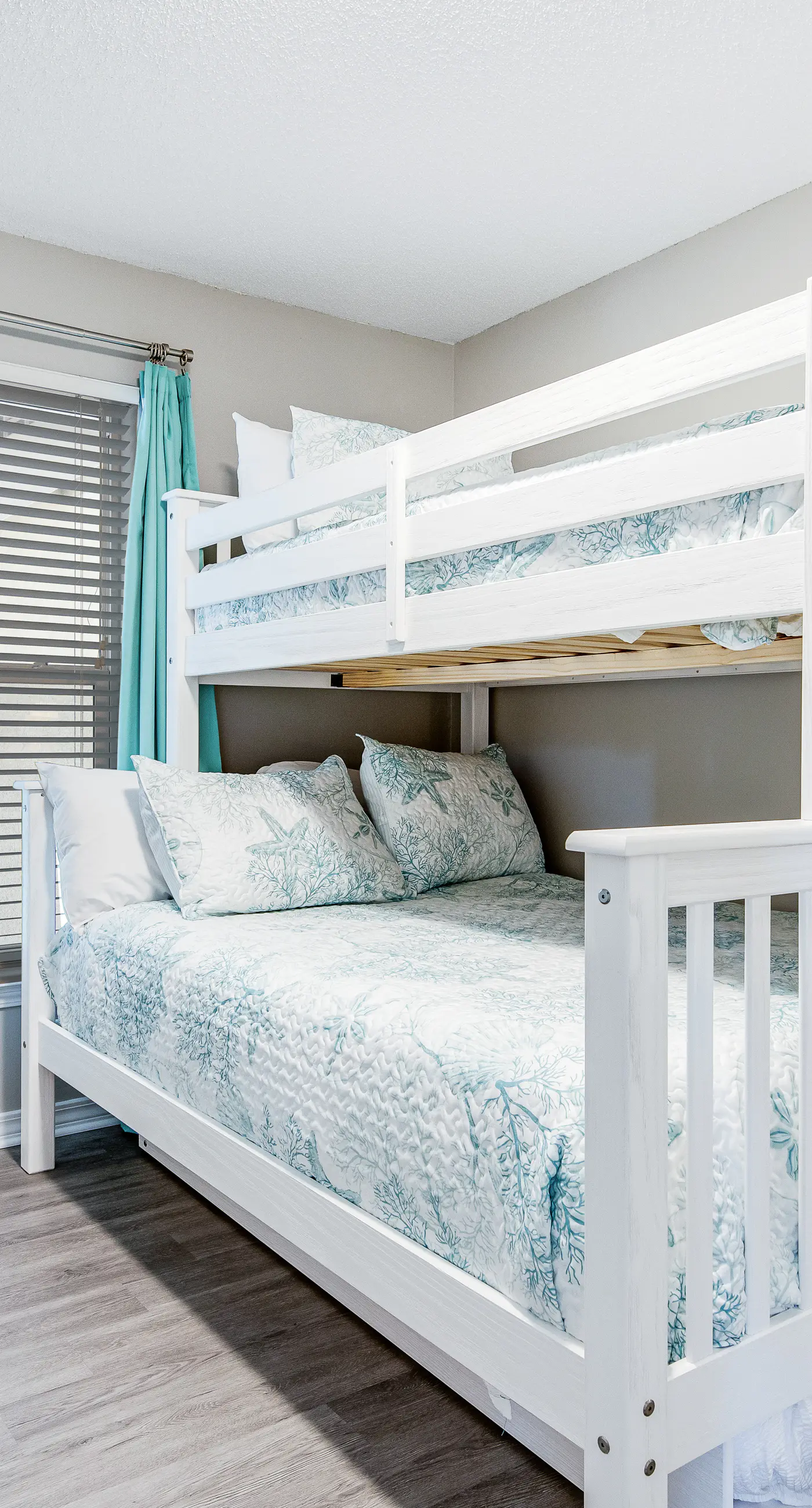 Lovely condo with shared pool, washer&dryer, high-speed WiFi, and central AC