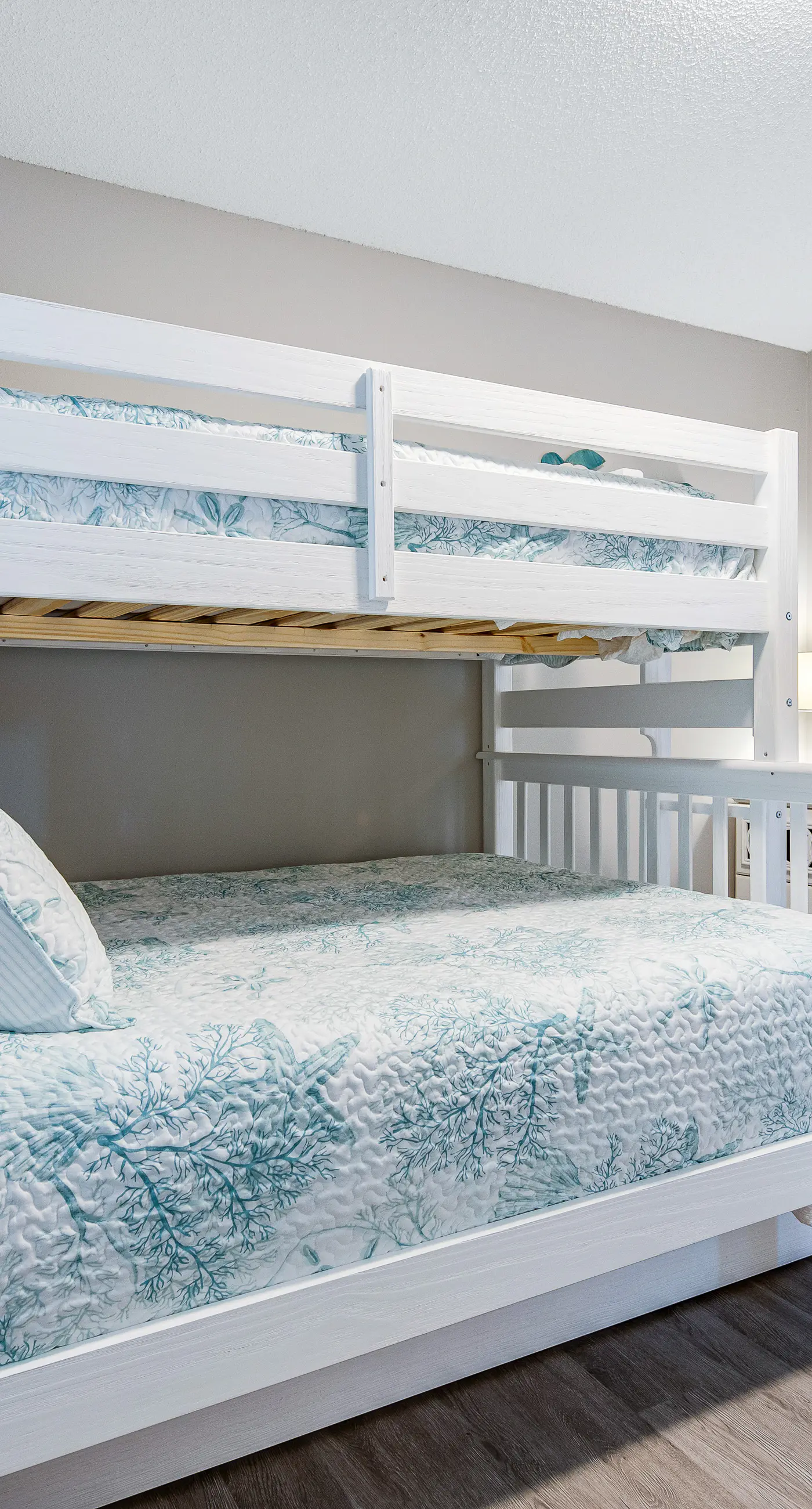 Lovely condo with shared pool, washer&dryer, high-speed WiFi, and central AC