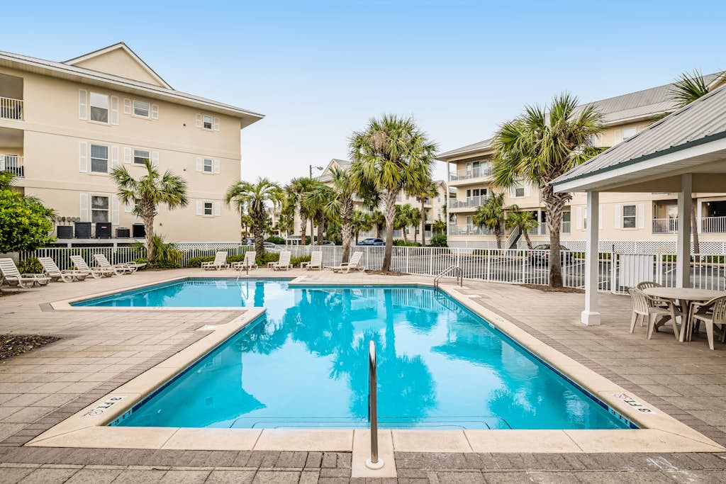 Lovely condo with shared pool, washer&dryer, high-speed WiFi, and central AC