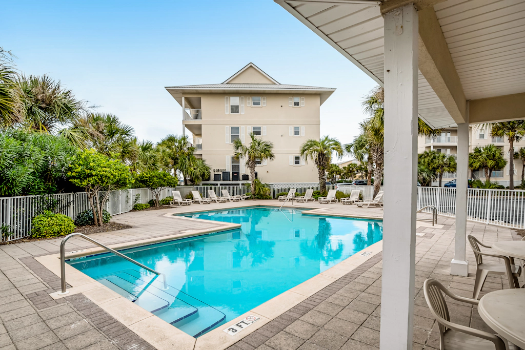 Lovely condo with shared pool, washer&dryer, high-speed WiFi, and central AC
