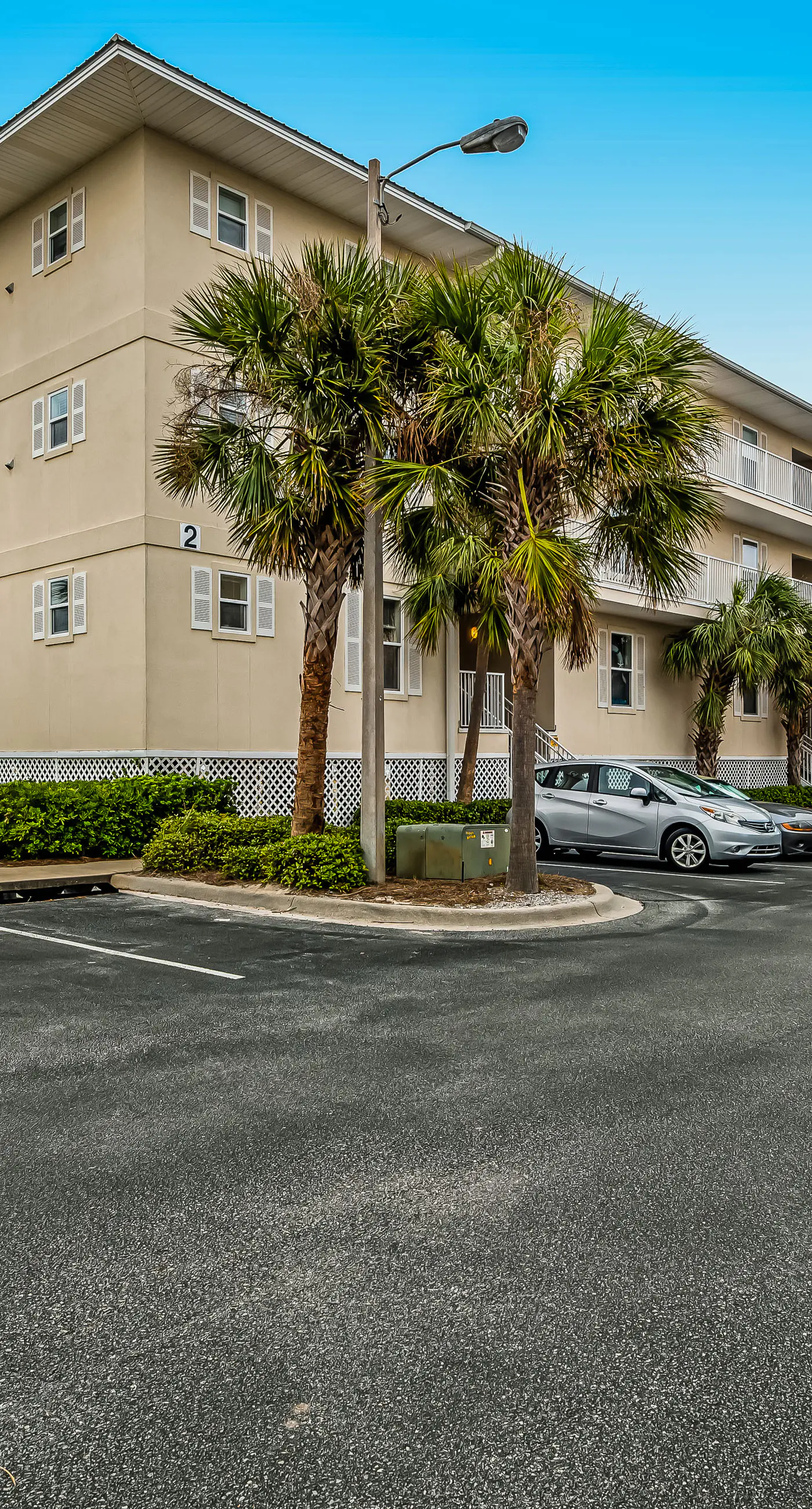 Lovely condo with shared pool, washer&dryer, high-speed WiFi, and central AC