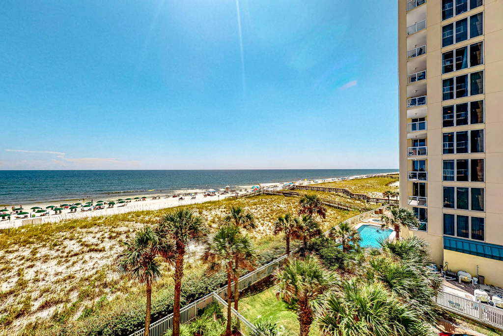 3rd-Floor Gulf-Front Condo w/Balcony, Shared Hot Tub, Heated Pool, & Fast WiFi