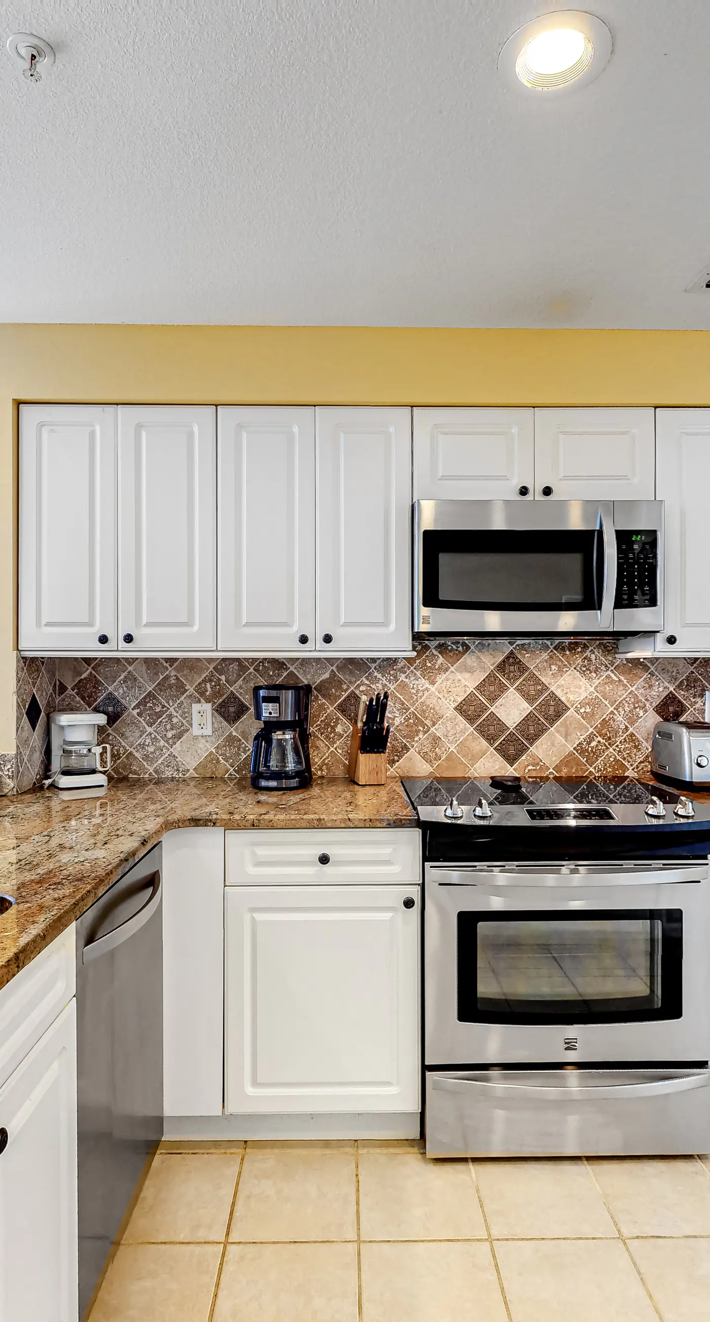 3rd-Floor Gulf-Front Condo w/Balcony, Shared Hot Tub, Heated Pool, & Fast WiFi