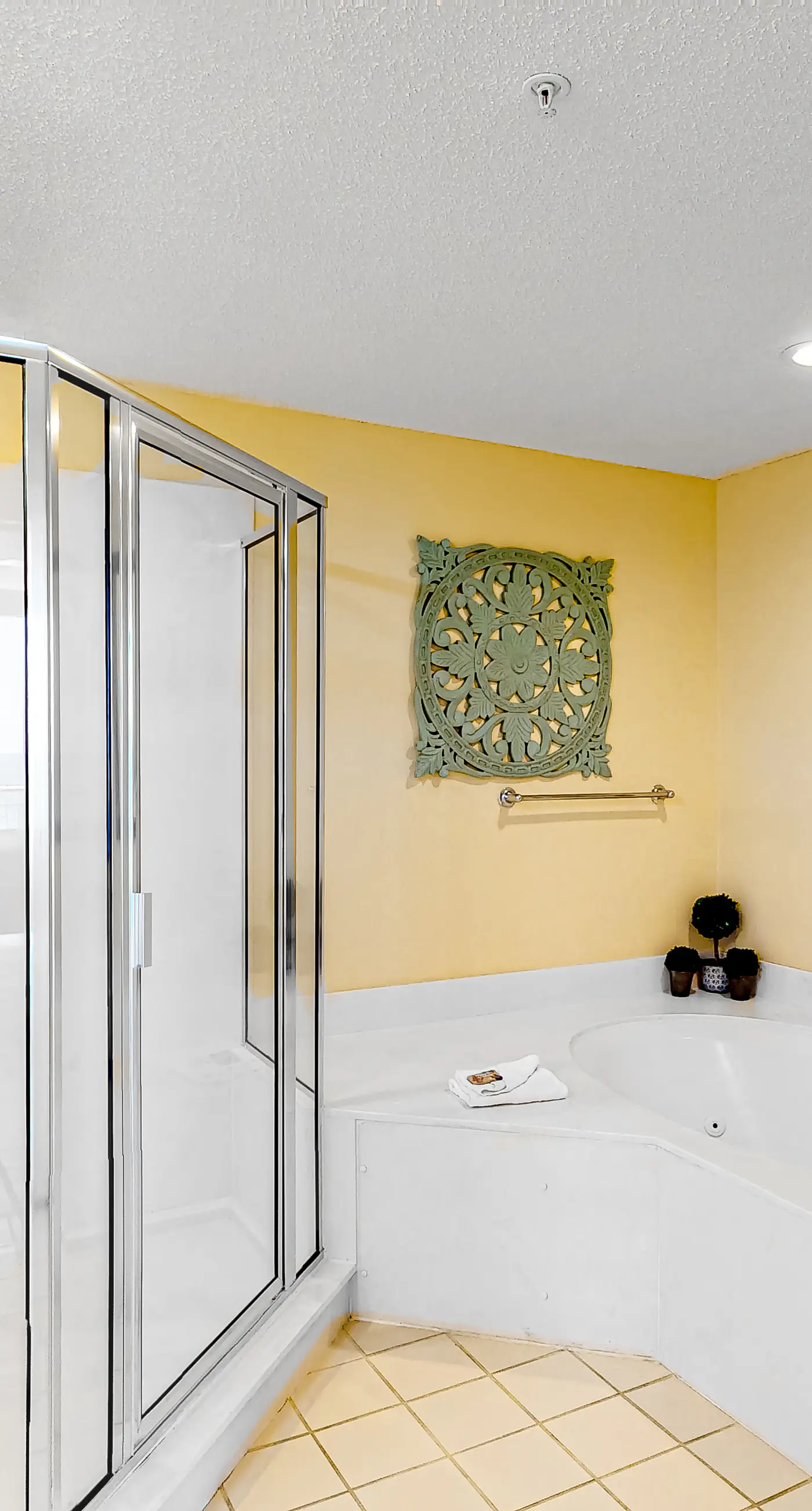 3rd-Floor Gulf-Front Condo w/Balcony, Shared Hot Tub, Heated Pool, & Fast WiFi