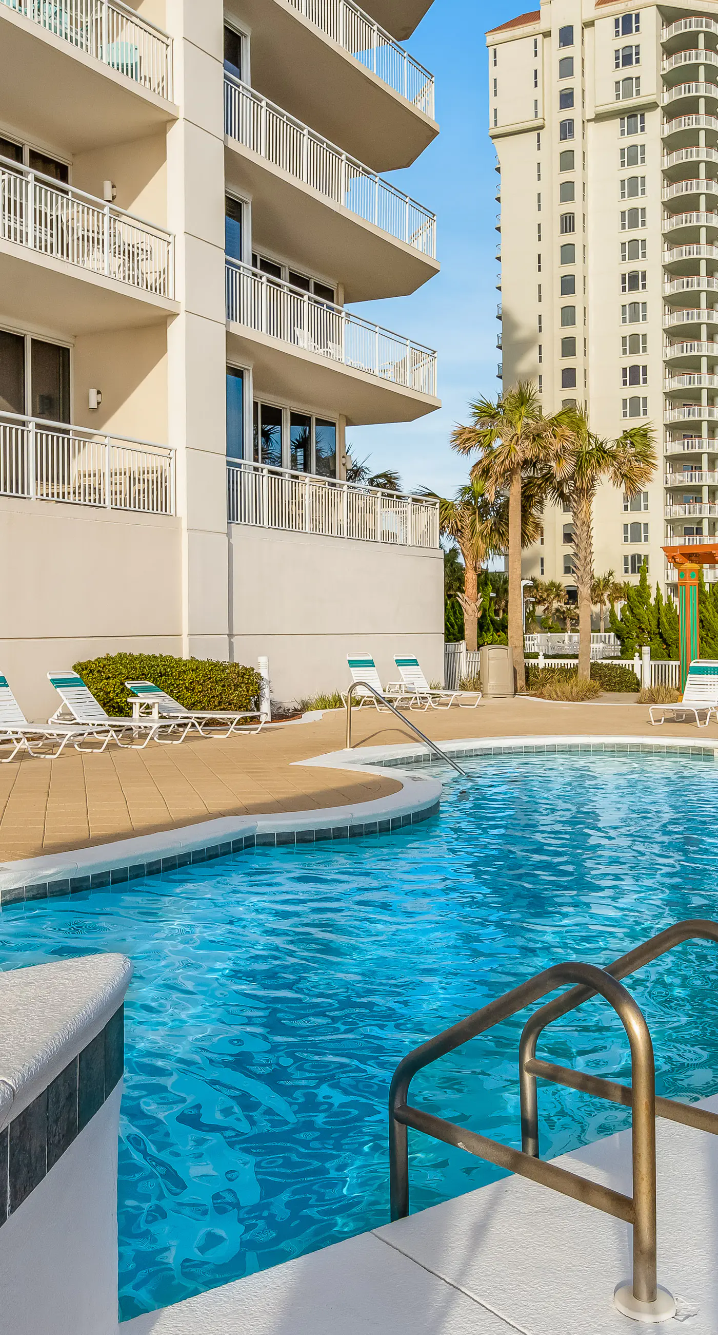 3rd-Floor Gulf-Front Condo w/Balcony, Shared Hot Tub, Heated Pool, & Fast WiFi
