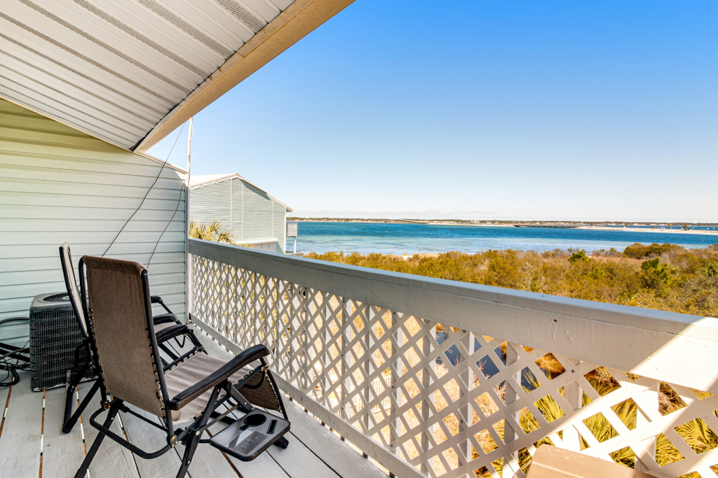Stylish townhome with sound view, w/d, & Heated community pool