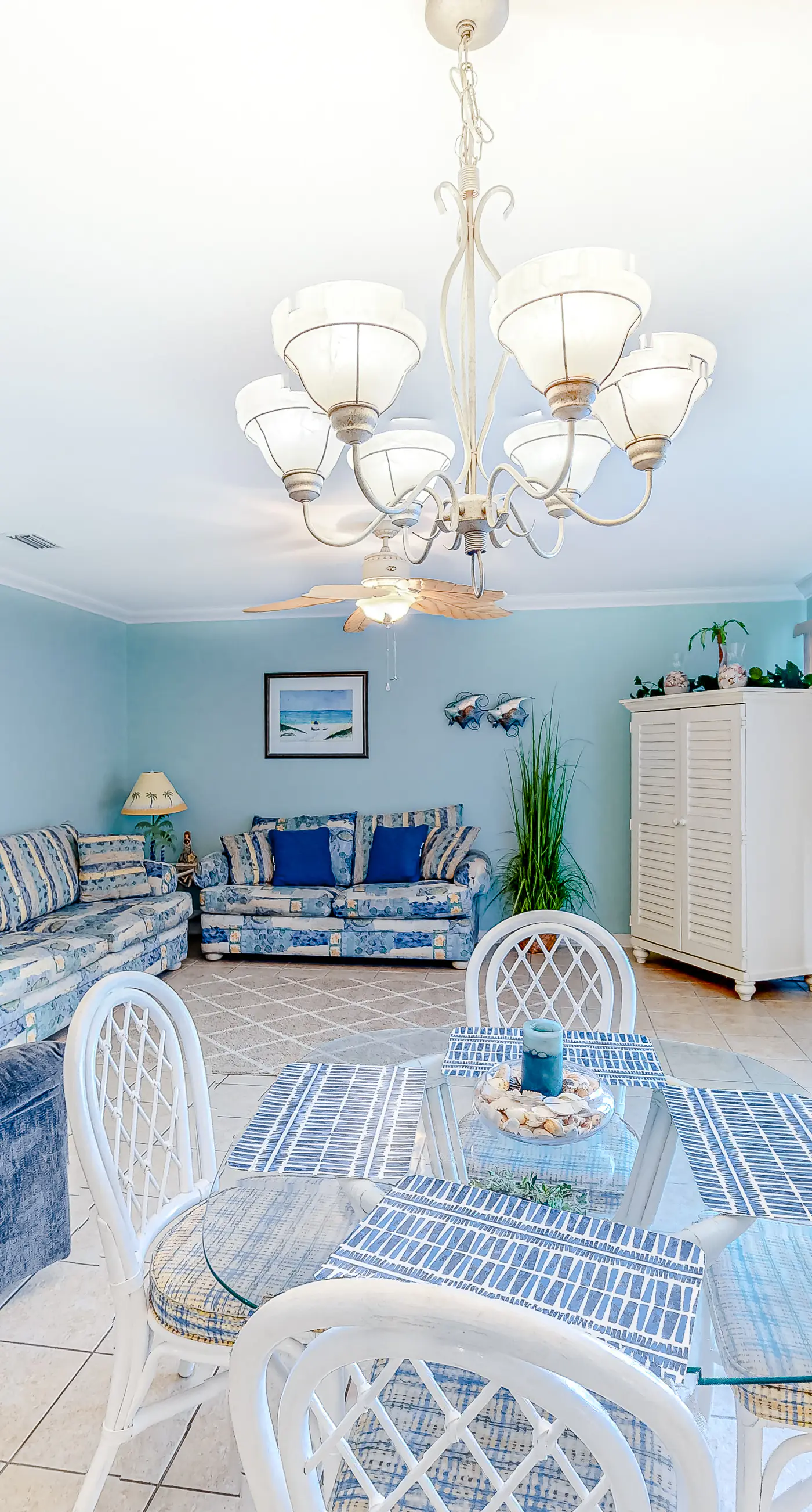 Pool-side condo with pool, private washer&dryer, walk to beach & free WiFi
