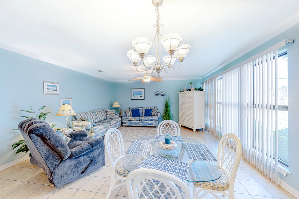 Pool-side condo with pool, private washer&dryer, walk to beach & free WiFi