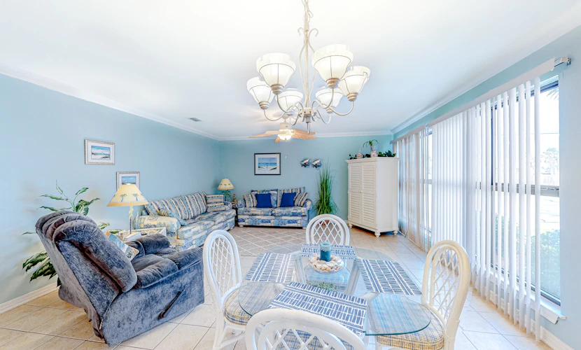 Pool-side condo with pool, private washer&dryer, walk to beach & free WiFi
