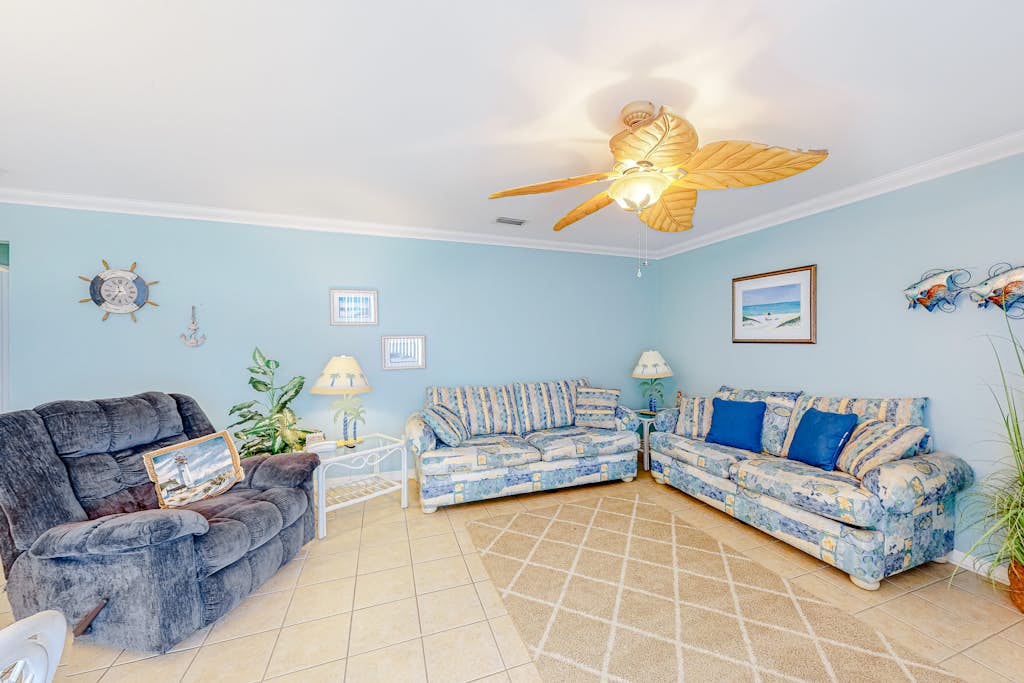 Pool-side condo with pool, private washer&dryer, walk to beach & free WiFi